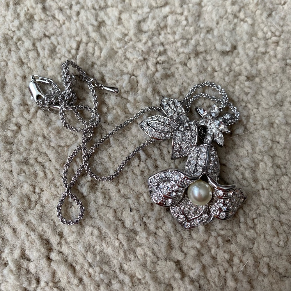 Elegant Silver Floral Pendant Necklace